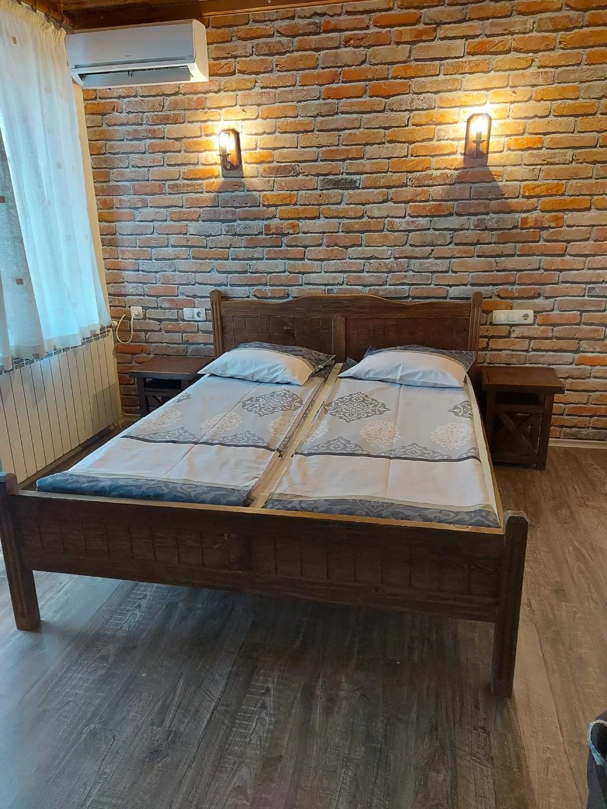 Спалня с тапет с тухлен мотив